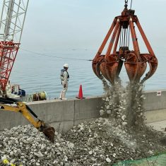 公共 港湾工事（護岸裏込工その3）